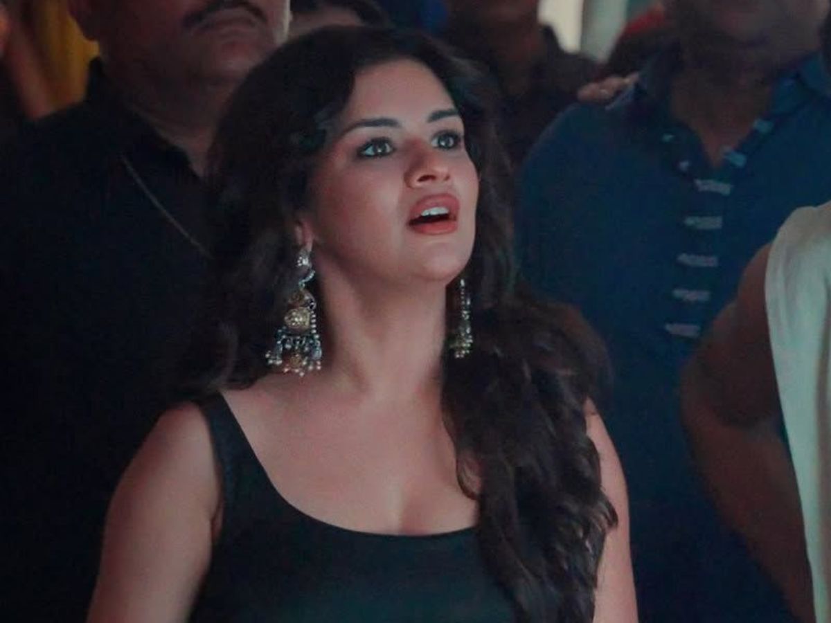 Avneet kaur Promotional Look for Love In Vietnam: भीड़ में छाई ब्लैक ड्रेस में दिखा अवनीत का जलवा, उनका सेक्सी और ग्लैमर लुक बना चर्चा का कारण - Photo Gallery