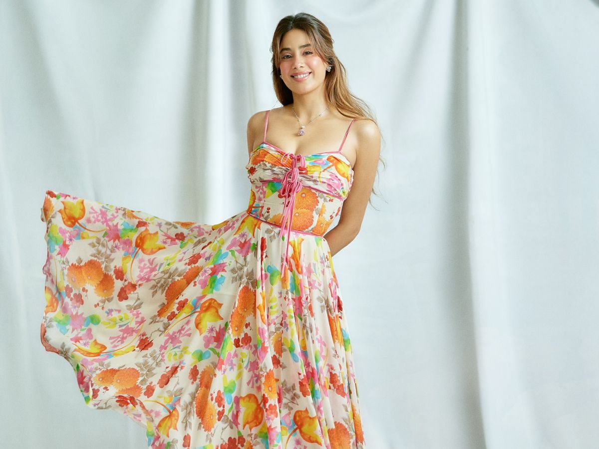 Janhvi Kapoor Promotional Look for Param Sundari: फ्लोरल ड्रेस में दिखा जाह्नवी कपूर का ड्रीमी अंदाज, नेचुरल मेकअप और ग्रेसफुल स्टाइल के साथ - Photo Gallery