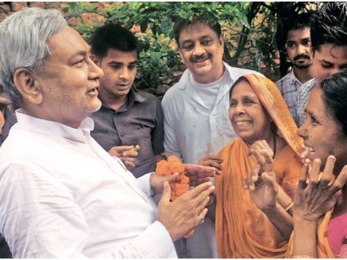 Bihar Chunav 2025 में महिलाएं बनी किंगमेकर, साथ ही नीतीश की सौगात और महिलाओं का बढ़ता भागीदार बना बिहार का नया राजनीतिक चेहरा - Photo Gallery