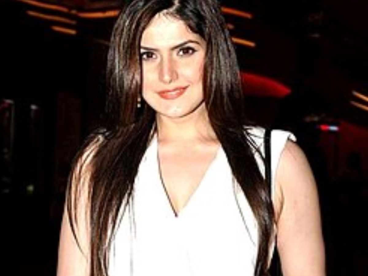 “कन्फ्यूज्गिं ड्रेसिंग सेंस”, Zareen Khan के इस बयान पर भड़कीं Khushi Mukherjee, और कहा “उतनी टैलेंटेड होती तो…” - Photo Gallery