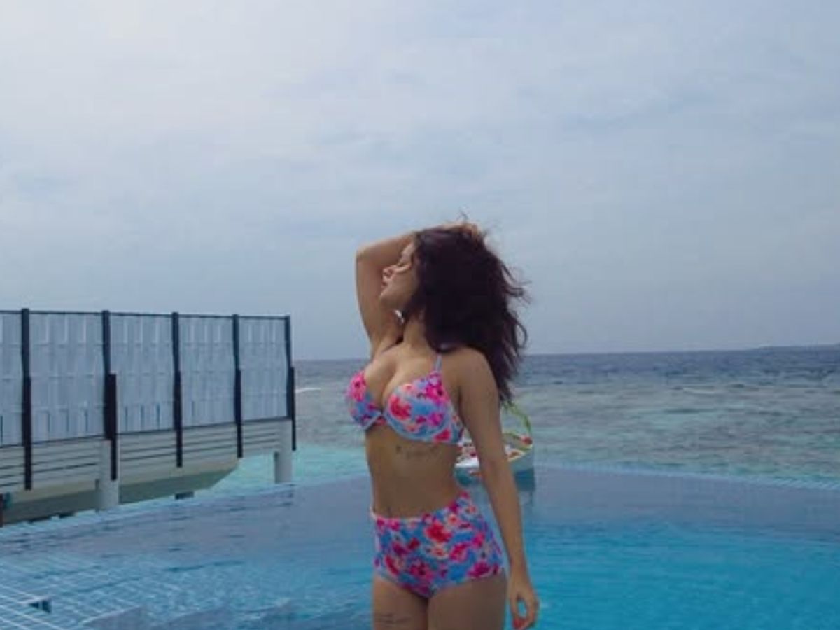 Avneet Kaur के बोल्ड और हॉट लुक ने बढ़ाई गर्मी, इस पॉपुलर डायरेक्टर के साथ जुड़ा था नाम - Photo Gallery