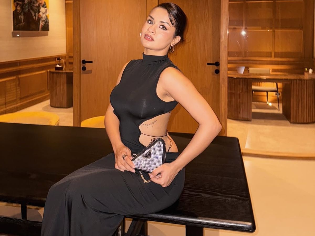 Avneet kaur के ग्लैमरस पोज और हॉट अंदाज ने मचाया सोशल मीडिया पर धमाल, तस्वीरें देखते ही लोगो में मच गया बवाल - Photo Gallery