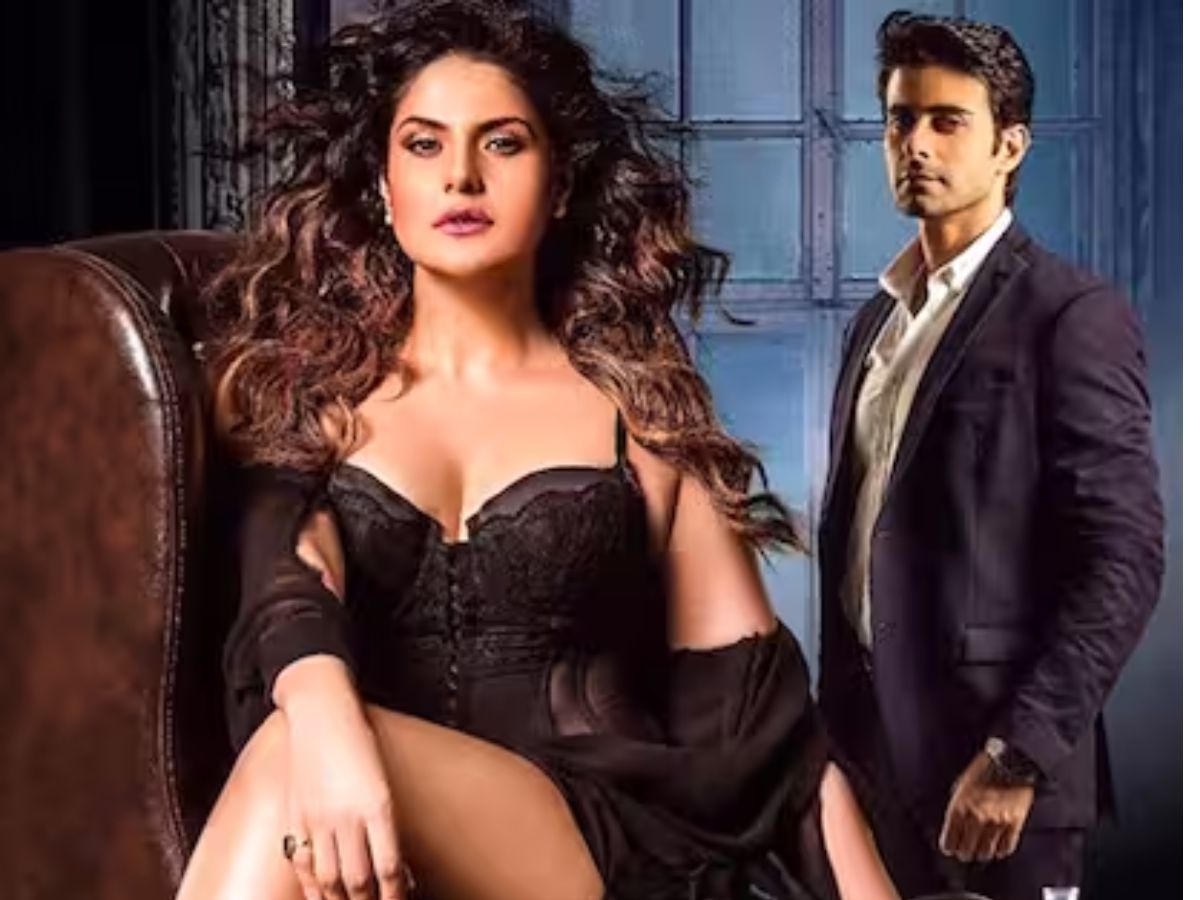 “कन्फ्यूज्गिं ड्रेसिंग सेंस”, Zareen Khan के इस बयान पर भड़कीं Khushi Mukherjee, और कहा “उतनी टैलेंटेड होती तो…” - Photo Gallery