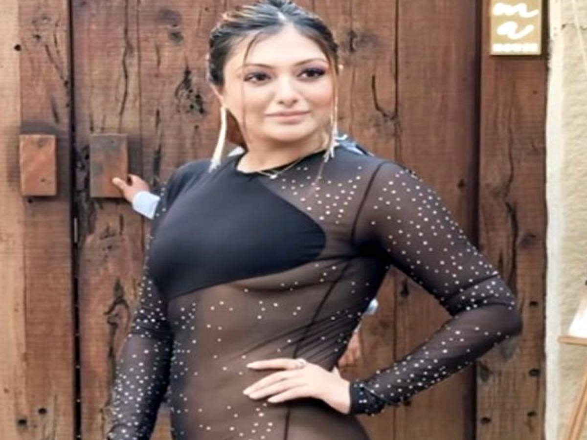 सोशल मीडिया पर छाया खुशी मुखर्जी का बैकलेस अवतार – ट्रेंड में आया बोल्ड फैशन, यहां देखें तस्वीरें - Photo Gallery