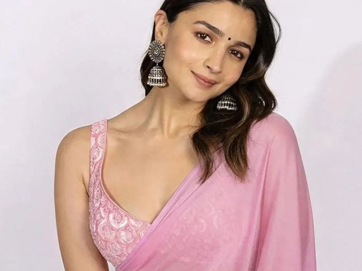 साड़ी पहनकर दिखना हैं Bollywood Actress जितना खूबसूरत, तो लें Janhvi Kapoor से लेकर Shraddha Kapoor तक से टिप्स