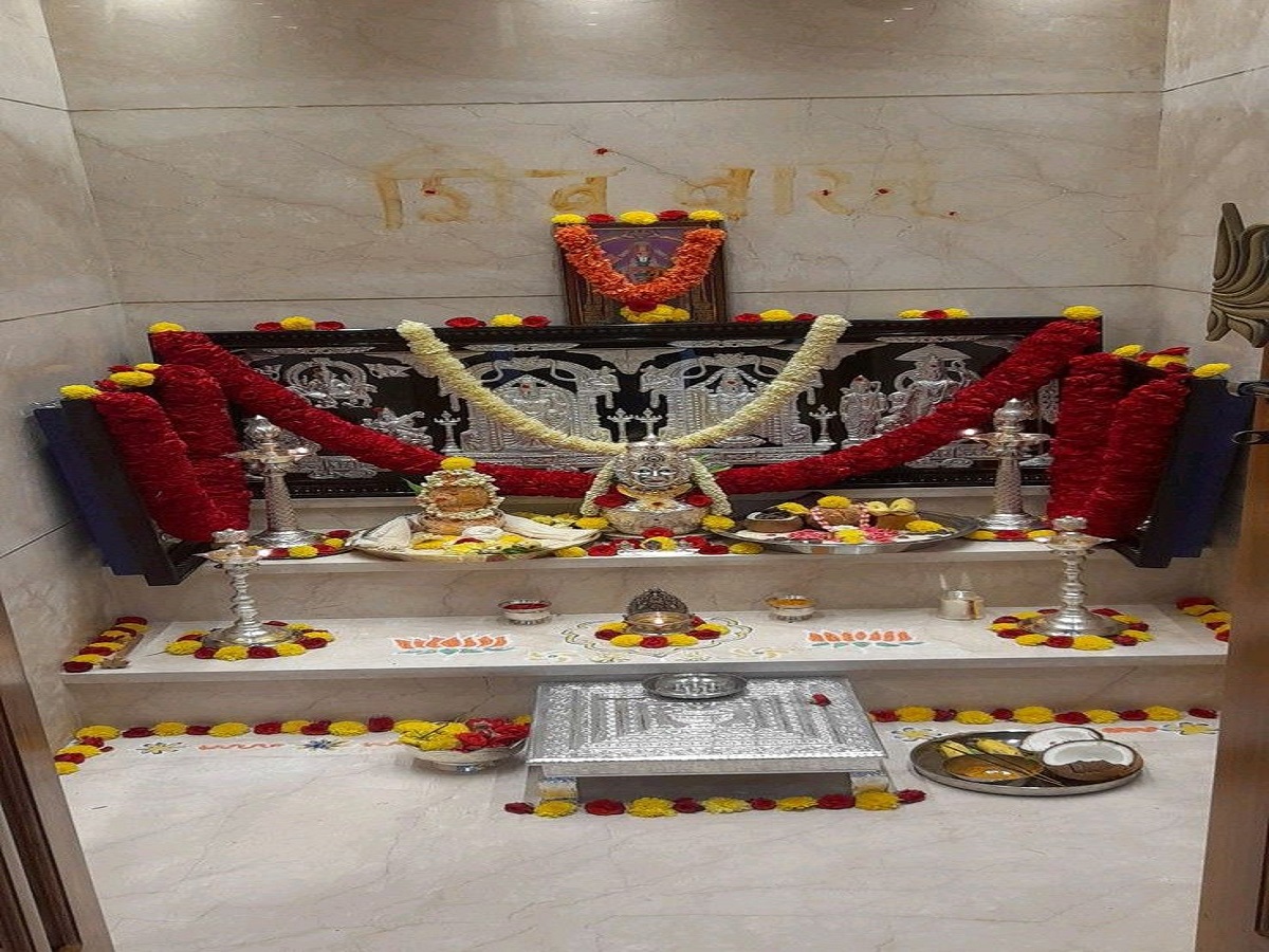 घर के मंदिर की सफाई से जुड़े ये 5 नियम बदल सकते हैं आपकी किस्मत, मिलेगी अपार संपत्ति और सुख-शांति - Photo Gallery