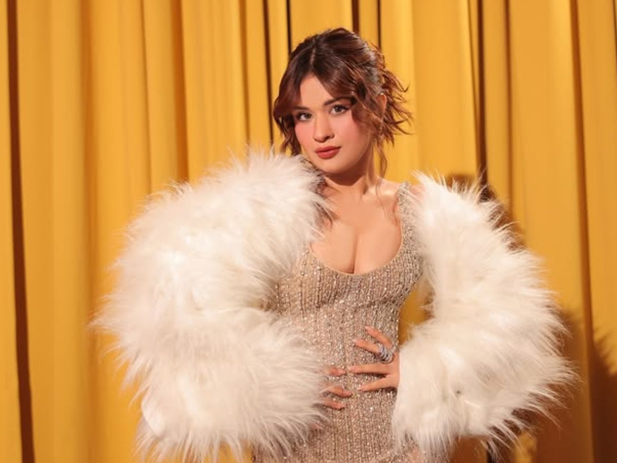 Avneet looked beautiful in a shimmery bodycon dress - Photo Gallery