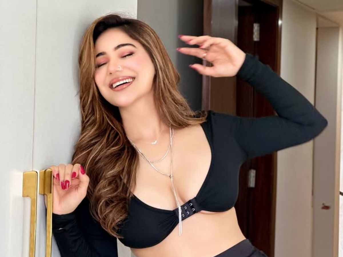 kangana sharma की इन Sexy और Bold तस्वीरों ने सोशल मीडिया पर मचाया “आतंक”, कातिलाना अदाएं देख आप भी हो जाएंगे दीवाने - Photo Gallery