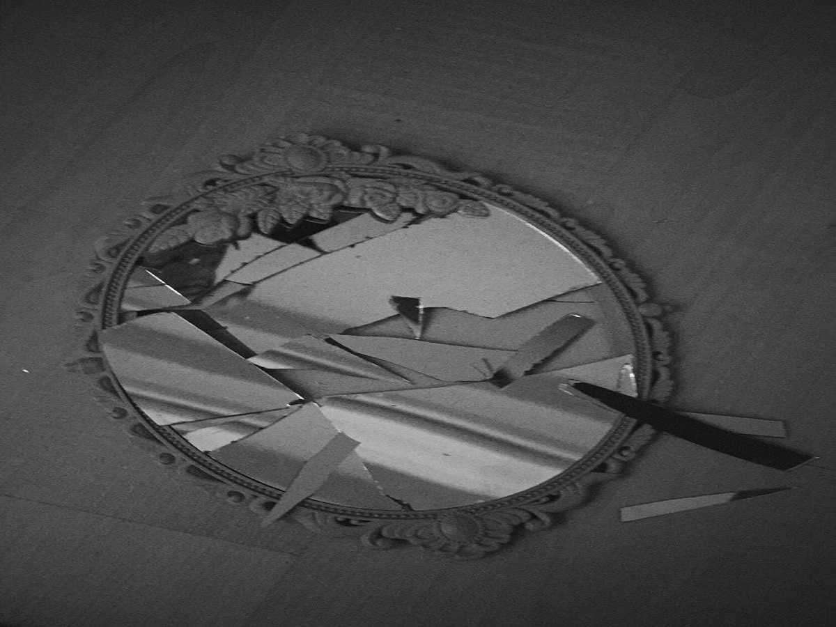 Vastu Tips For Prosperity: भूलकर भी न करें ये 6 वास्तु गलतियां, वरना मां लक्ष्मी हो जाएंगी नाराज और जीवन में बढ़ेगी आर्थिक तंगी - Photo Gallery