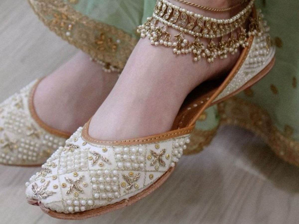 बड़ों से लेकर छोटे तक, हर उम्र के लोगों को पसंद हैं ये जूते। - Photo Gallery