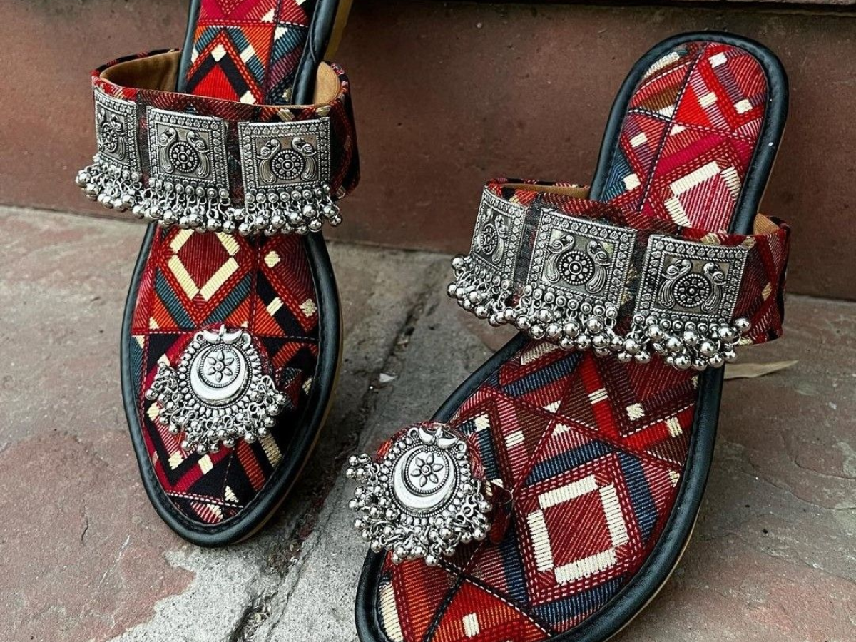 बड़ों से लेकर छोटे तक, हर उम्र के लोगों को पसंद हैं ये जूते। - Photo Gallery