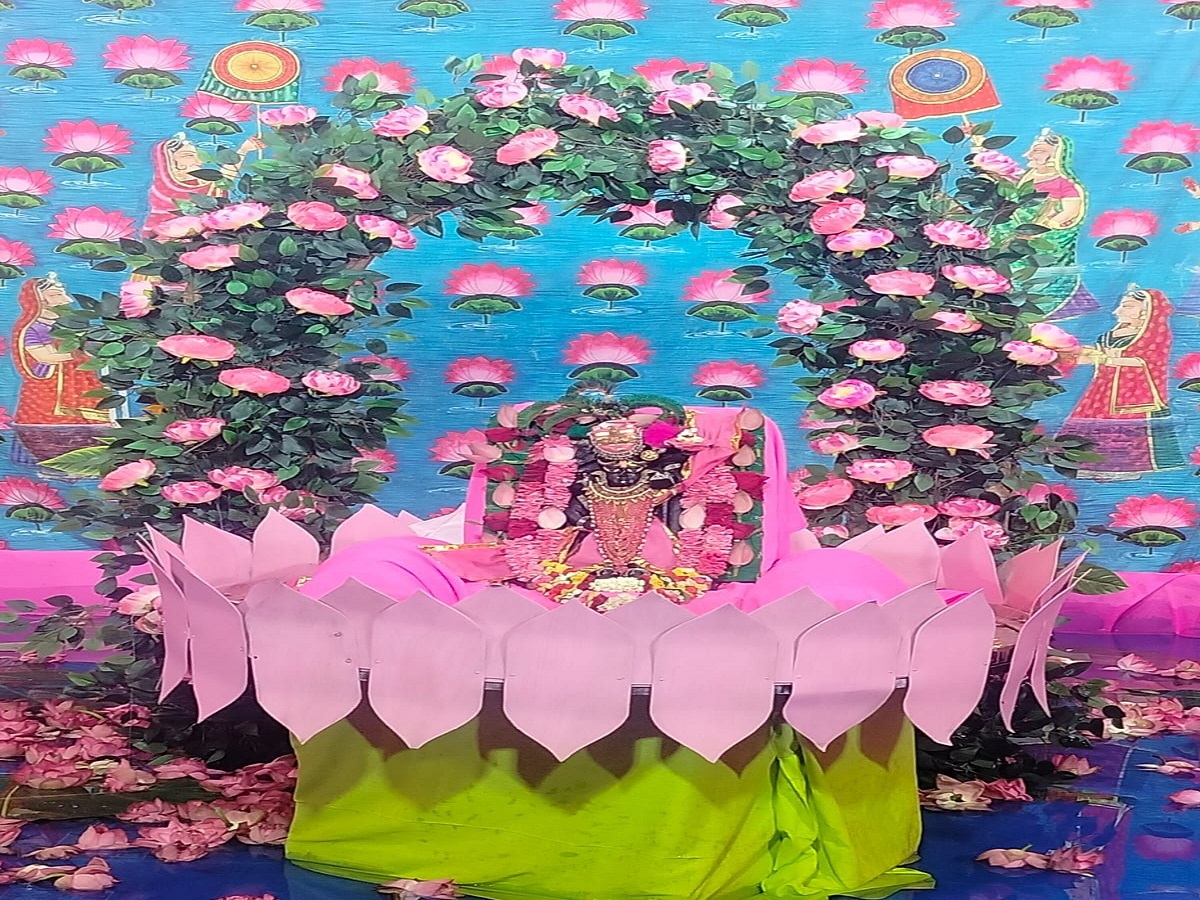 Janmashtami 2025: लड्डू गोपाल के झूले को सजाते समय अपनाएं ये वास्तु नियम, घर में आएगी सुख-समृद्धि और सकारात्मक ऊर्जा - Photo Gallery