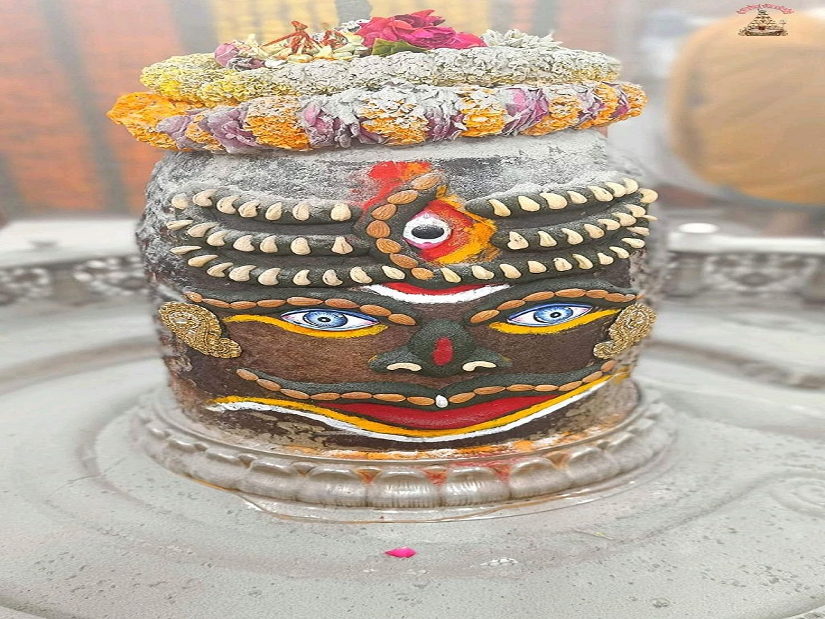 Mahakal Bhasma Aarti: “महाकाल की भस्म आरती में पहुंचे थें विराट कोहली और अनुष्का शर्मा, क्या अनुष्का ने देखी थी भस्म आरती ? जानिए आरती के समय महिलाओं के घूंघट करने की प्रथा को - Photo Gallery