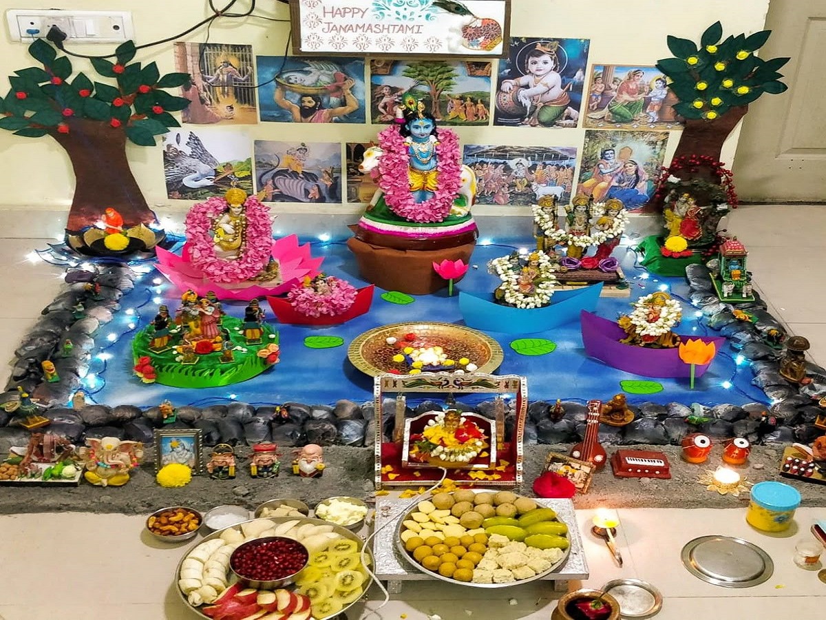 Janmashtami 2025 Decoration Ideas: जन्माष्टमी के लिए 5 शानदार सजावट आइडिया, जो आपके घर के मंदिर को बना देगें स्वर्ग से भी सुंदर - Photo Gallery