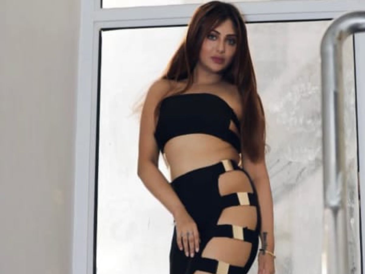 आधे-अधूरे कपड़ो की वजह से ट्रोलर्स के निशाने पर रहती हैं khushi mukherjee - Photo Gallery