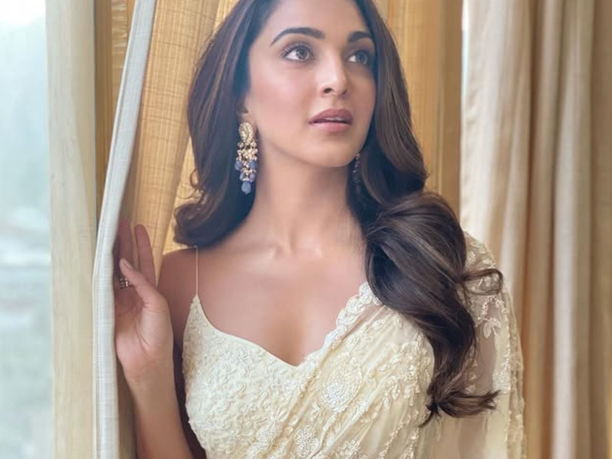 Kiara Advani ने साड़ी में दिखाया सेक्सी फिगर और बिखेर दिया चारों तरफ हुस्न का जलवा - Photo Gallery