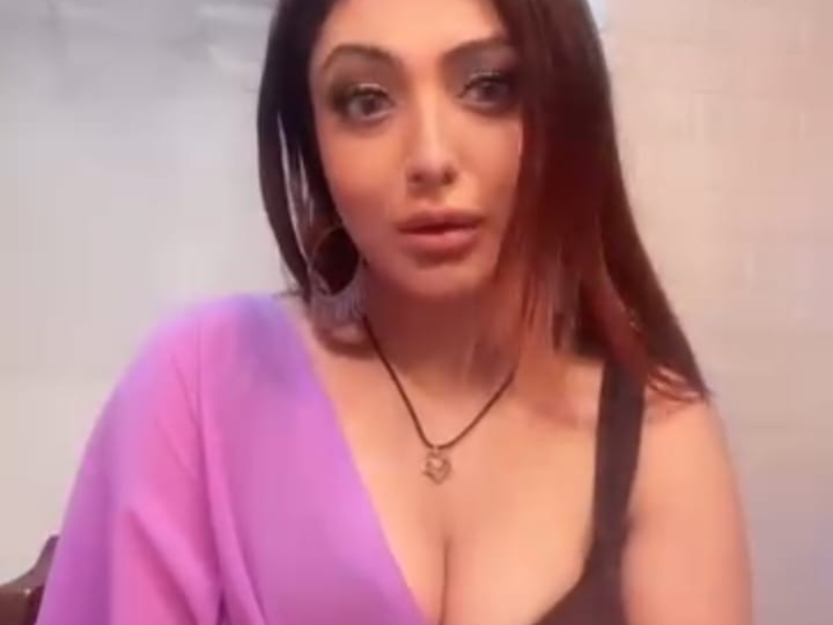 बिना ब्लाउज के साड़ी पहन कर Khushi Mukherjee ने उड़ा डाले की सभी के होश, जूम कर-कर के देख रहे लोग - Photo Gallery