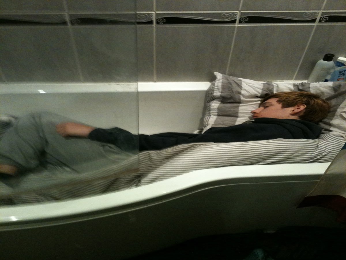 Vastu Tips 2025: नहाने के बाद भूलकर भी न करें ये गलतियां, वरना सूर्य, चंद्र और राहु जैसे ग्रह डाल देंगे जीवन पर बुरा असर - Photo Gallery