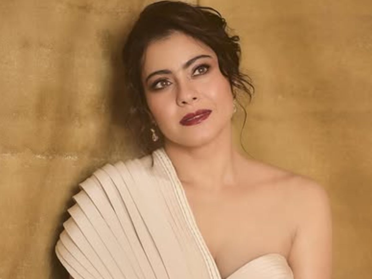 Messy bun gave a new touch to Kajols look - Photo Gallery