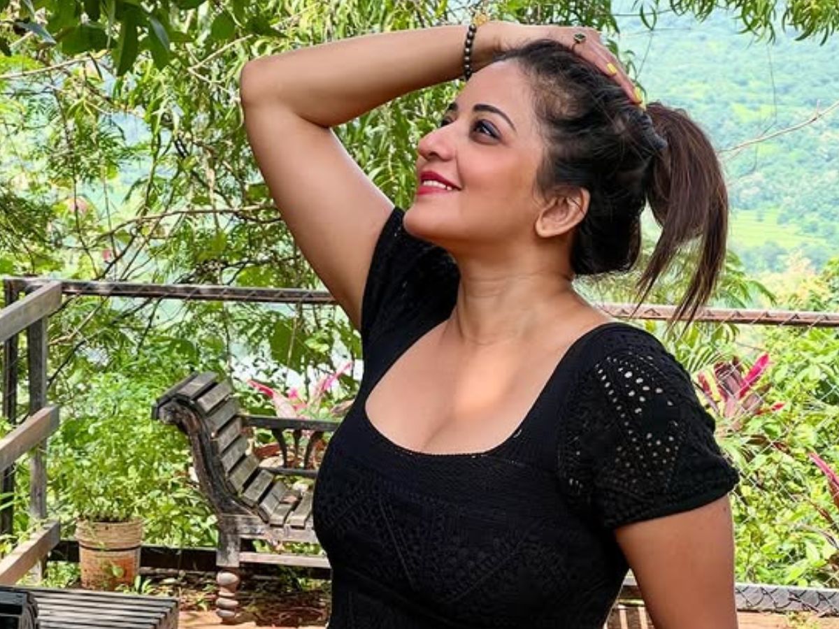 Monalisa looks very glamorous in a black dress - Photo Gallery