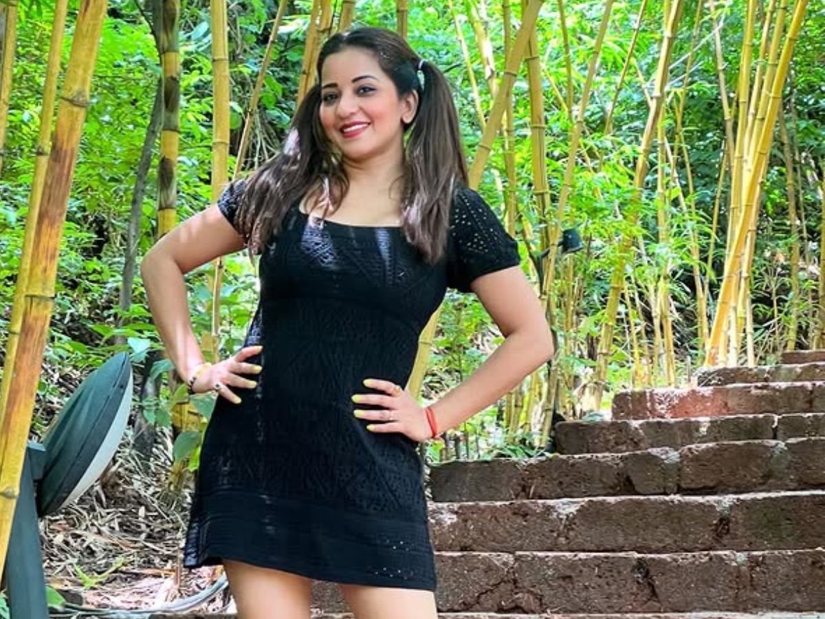 Monalisa smile attracts people - Photo Gallery