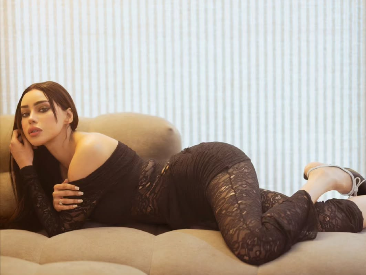 Gizele Thakral's Beauty Created Sensation On Social Media - Photo Gallery