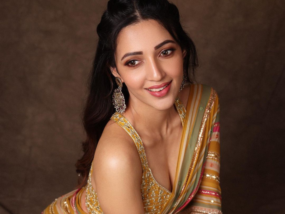 Neha Shetty Designer saree looks की ये हॉट लुक्स देखकर हो जाएंगे shocked - Photo Gallery