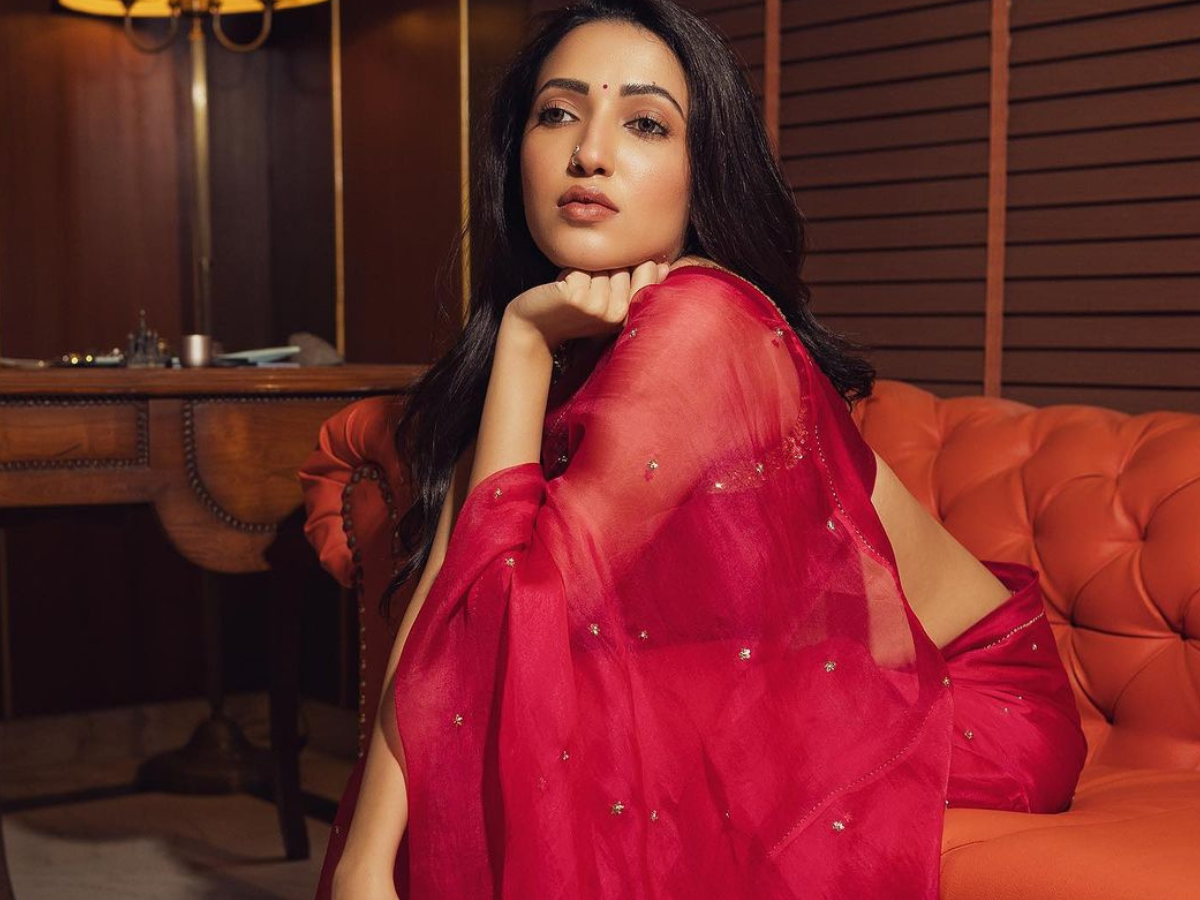 Neha Shetty Designer saree looks की ये हॉट लुक्स देखकर हो जाएंगे shocked - Photo Gallery