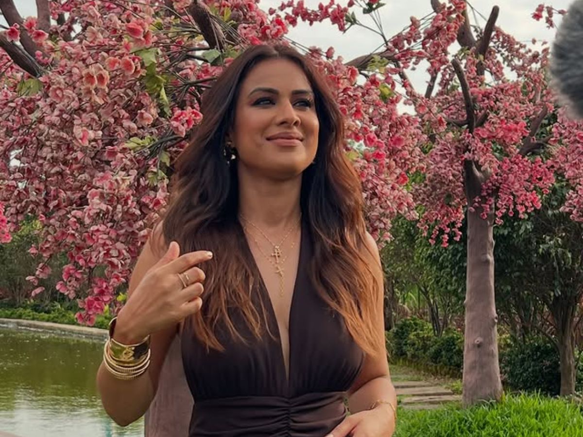 Nia gave a sexy pose looking at the camera - Photo Gallery