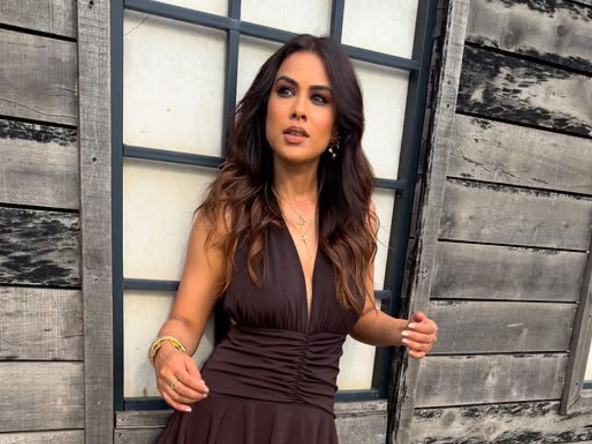 Nia Sharma showed off her beauty wearing a deep neck outfit - Photo Gallery