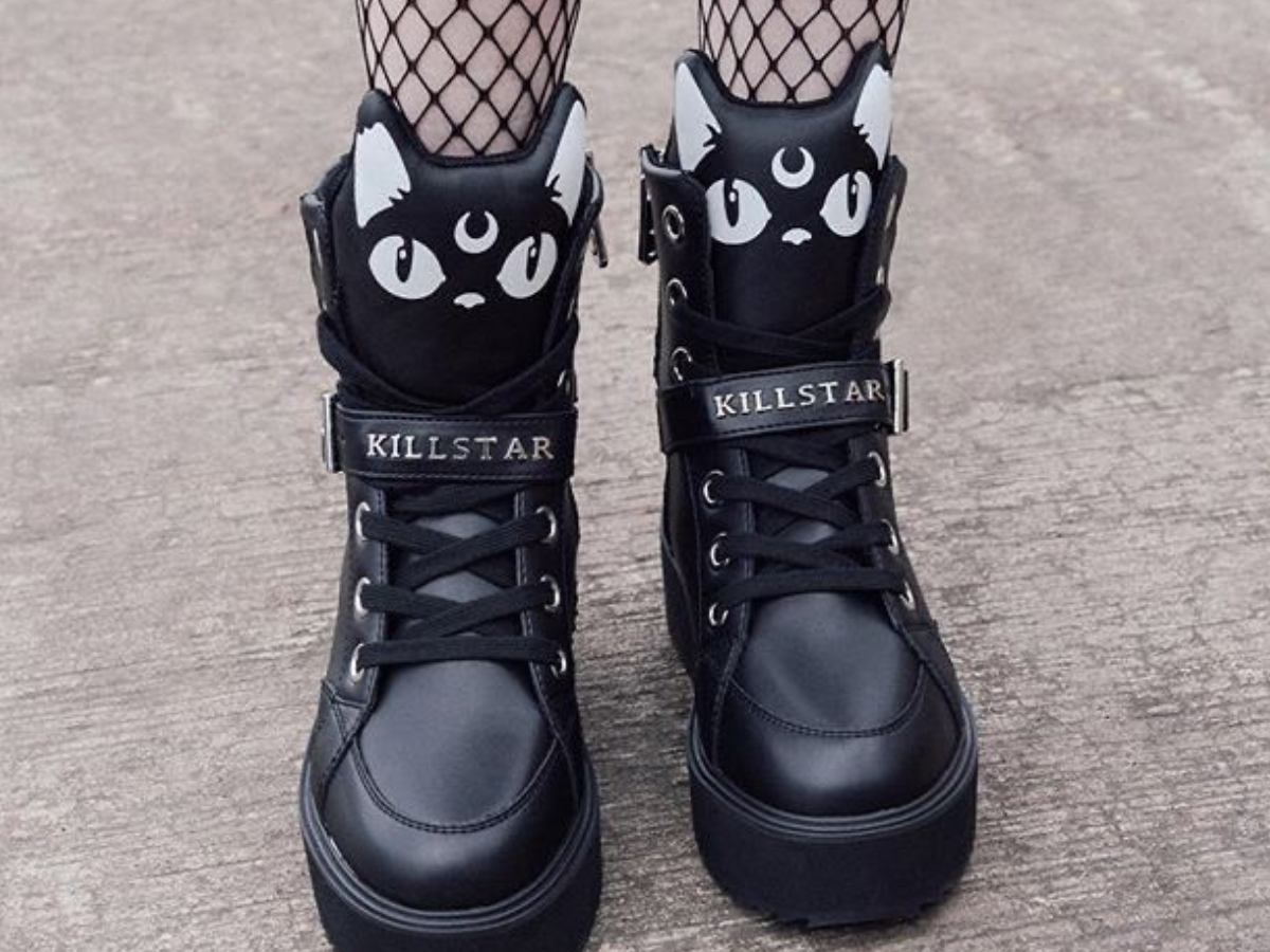 बड़ों से लेकर छोटे तक, हर उम्र के लोगों को पसंद हैं ये जूते। - Photo Gallery