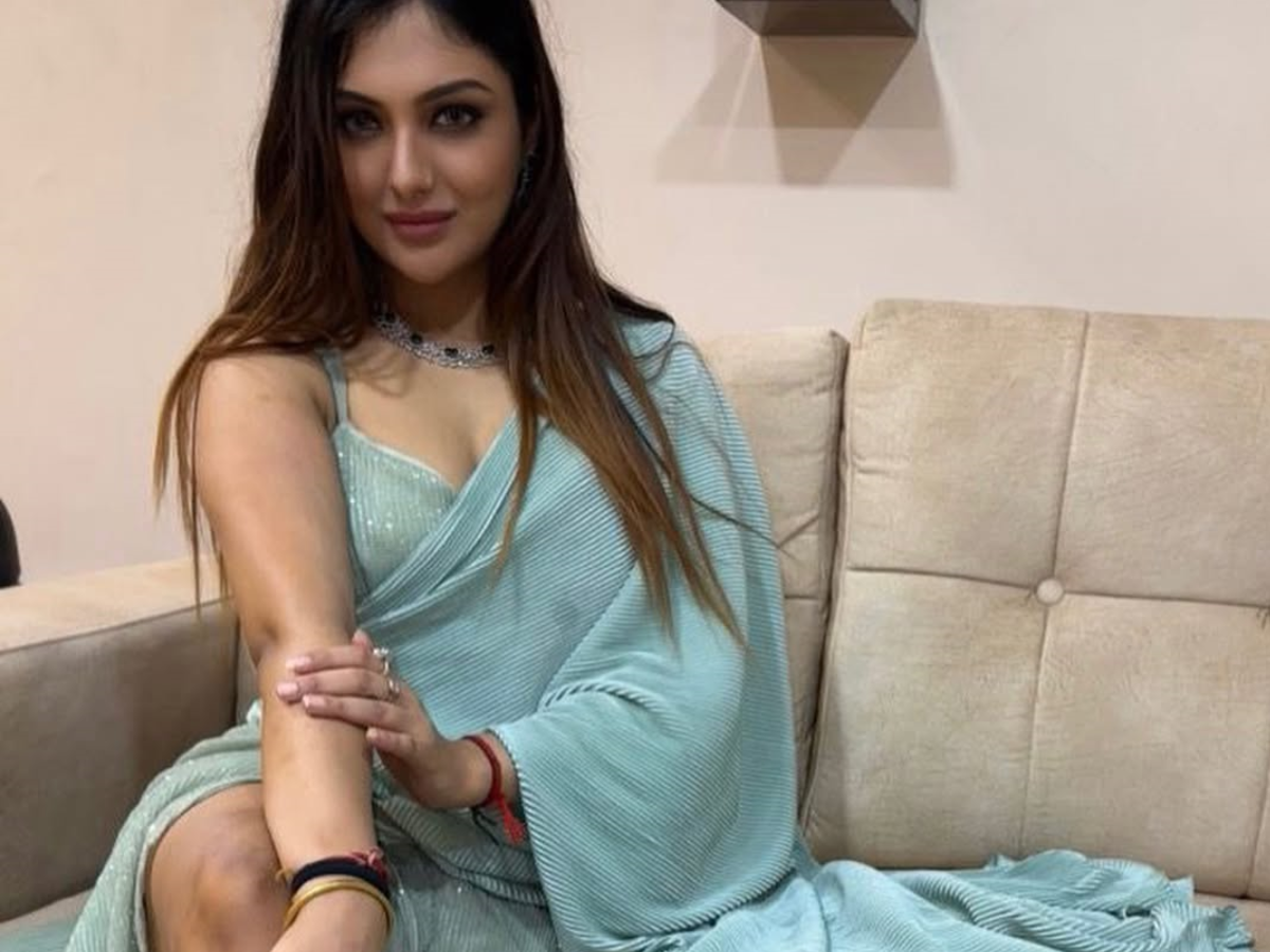 बिना ब्लाउज के साड़ी पहन कर Khushi Mukherjee ने उड़ा डाले की सभी के होश, जूम कर-कर के देख रहे लोग - Photo Gallery