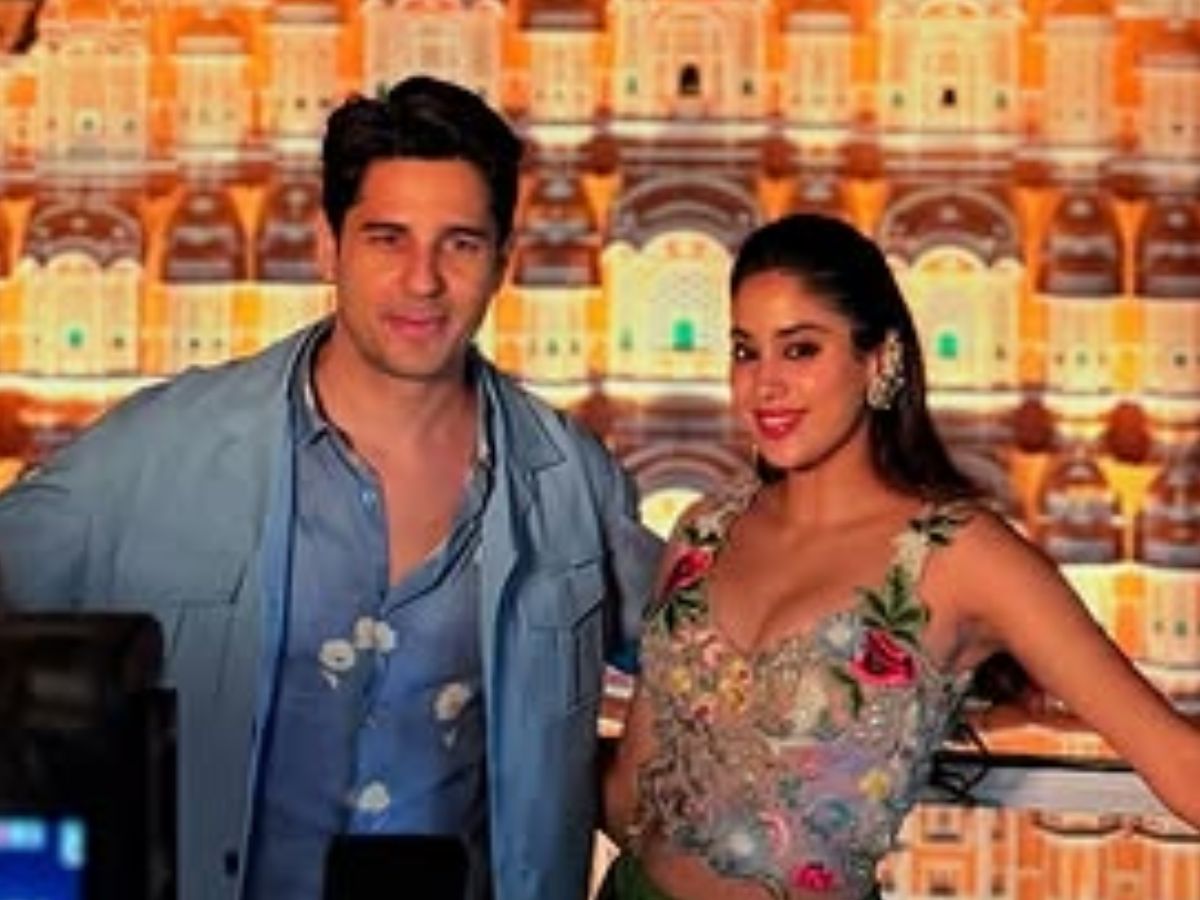 Janhvi Kapoor ने मिनी स्कर्ट पहन चलाया हुस्न का जादू, फैन्स हुए खूबसूरती के कायल - Photo Gallery