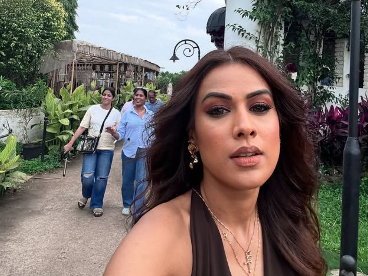 Soft makeup and minimal jewellery added spice to Nias look - Photo Gallery