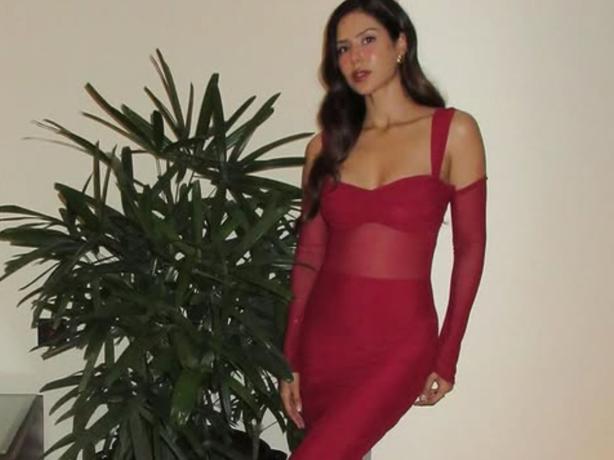 Sonam looked hot in a red dress - Photo Gallery