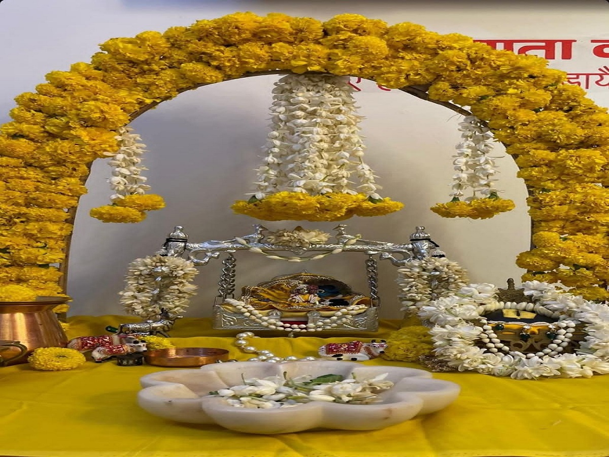 Janmashtami 2025: जन्माष्टमी की रात खीरा काटने का महत्व और नाल काटकर भगवान कृष्ण के जन्म की पौराणिक घटना – जानिए पूरी पवित्र कहानी - Photo Gallery