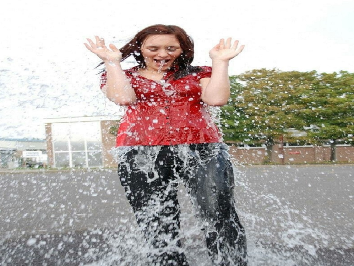 Vastu Tips 2025: नहाने के बाद भूलकर भी न करें ये गलतियां, वरना सूर्य, चंद्र और राहु जैसे ग्रह डाल देंगे जीवन पर बुरा असर - Photo Gallery