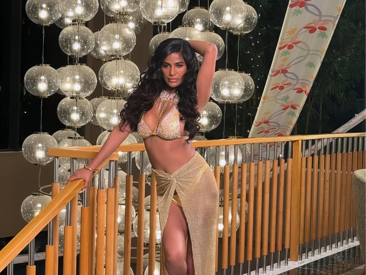 बोल्ड फोटोशूट में Poonam pandey का जलवा, कर्वी फिगर देख फैंस की दिलों में लगी चिंगारी - Photo Gallery