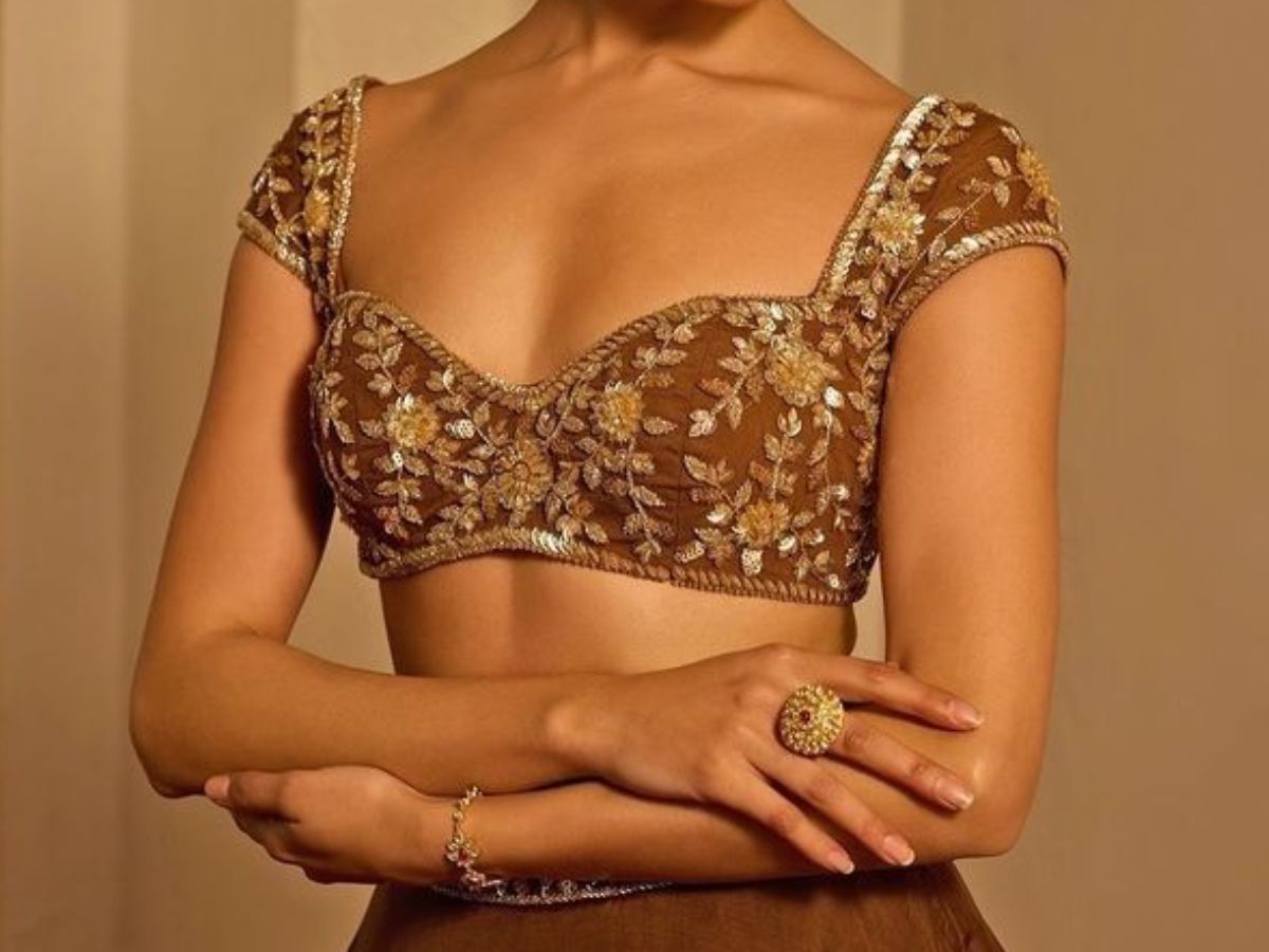 Sexy Blouse Design पहन करें  हर नजर को अपनी तरफ अट्रैक्ट और बन जाये महफिल की जान