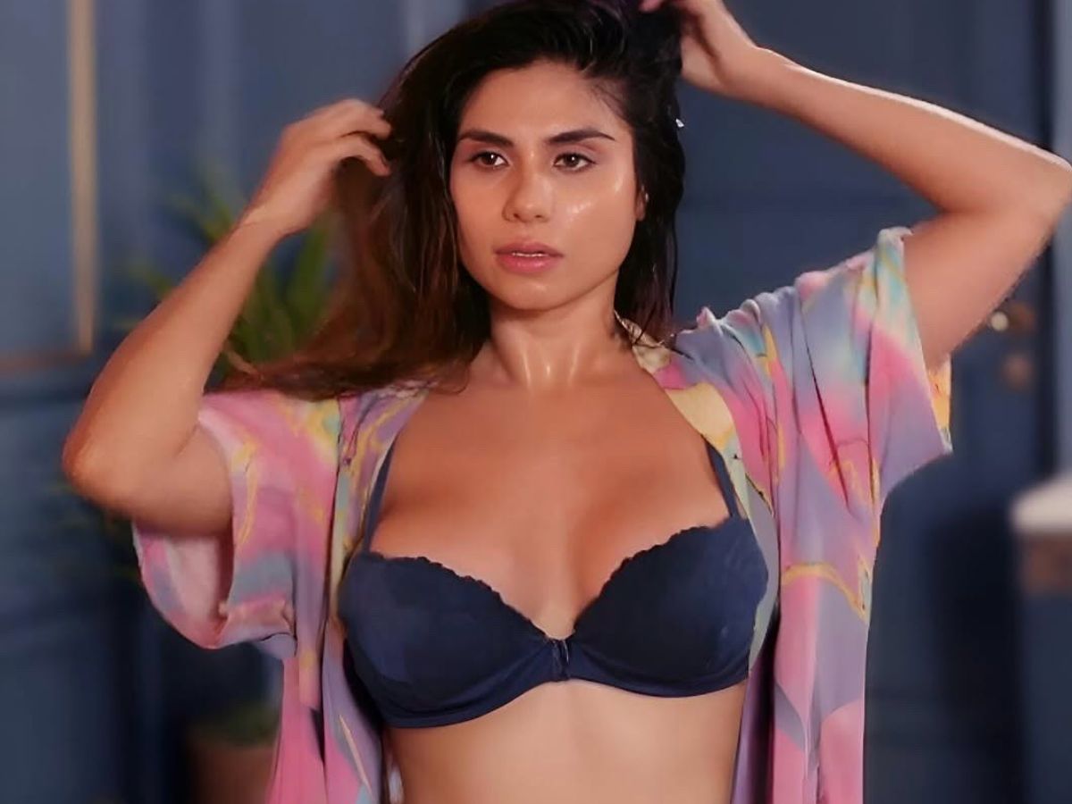 कैमरे के सामने Taniya Chatterjee ने उतार फेंके कपड़े, ब्रा-पेंटी पहन दिए सेक्सी पोज, करी बेशर्मी की सारी हदें की पार - Photo Gallery