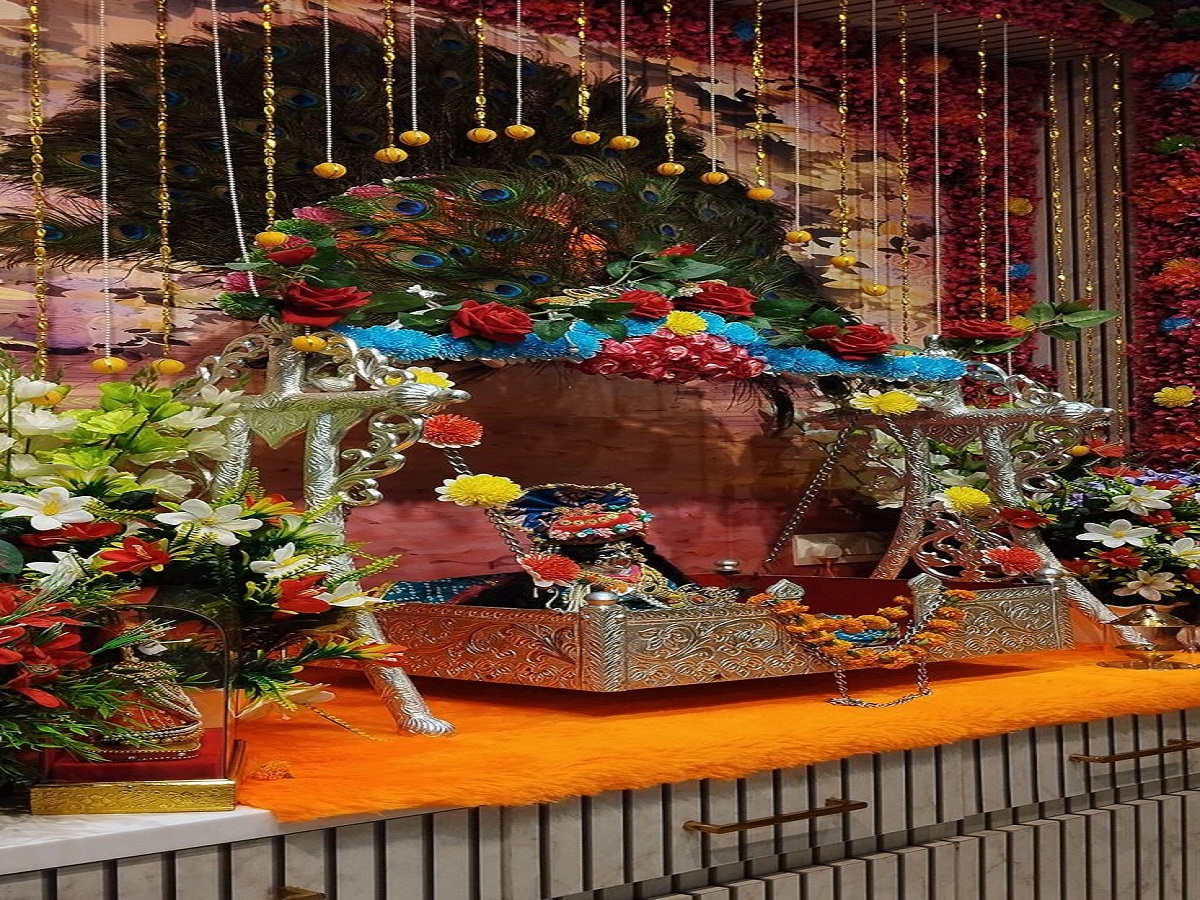 Janmashtami 2025: जन्माष्टमी पर करें तुलसी से जुड़े ये 5 चमत्कारी उपाय, लड्डू गोपाल की कृपा से घर में बरसेगा धन-धान्य और खुशहाली - Photo Gallery