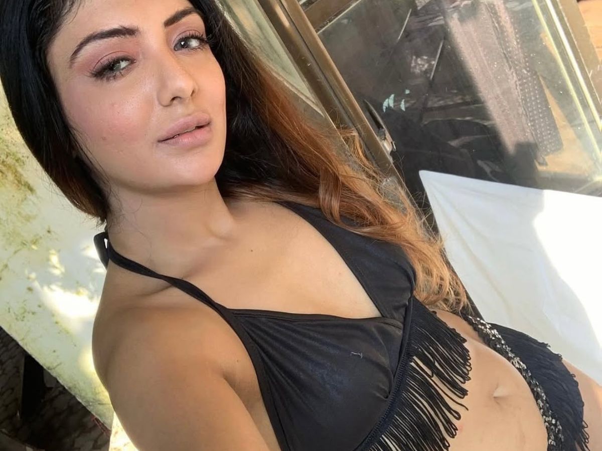 बेशर्मी की सारी हदें पार कर चुकी Khushi Mukherjee शेयर की बोल्ड और सेक्सी तस्वीरें, देख आपको भी आ जाएगी शर्म - Photo Gallery