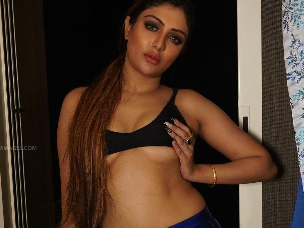 बेशर्मी की सारी हदें पार कर चुकी Khushi Mukherjee शेयर की बोल्ड और सेक्सी तस्वीरें, देख आपको भी आ जाएगी शर्म - Photo Gallery