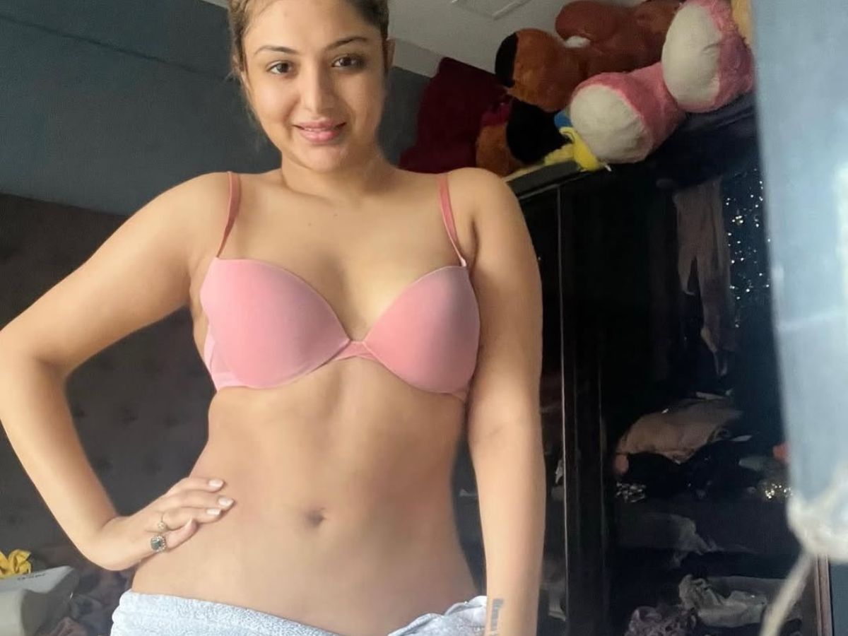 बेशर्मी की सारी हदें पार कर चुकी Khushi Mukherjee शेयर की बोल्ड और सेक्सी तस्वीरें, देख आपको भी आ जाएगी शर्म - Photo Gallery