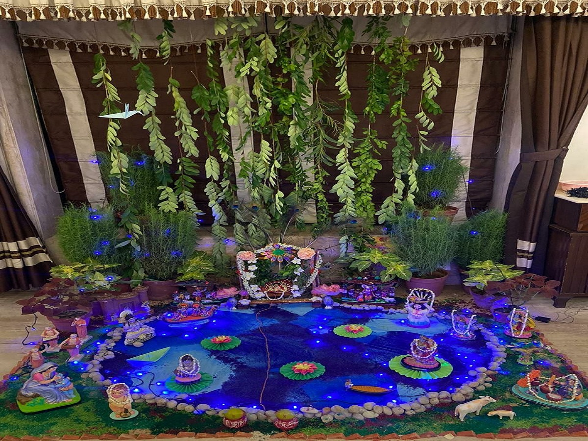 Janmashtami 2025 Decoration Ideas: जन्माष्टमी के लिए 5 शानदार सजावट आइडिया, जो आपके घर के मंदिर को बना देगें स्वर्ग से भी सुंदर - Photo Gallery