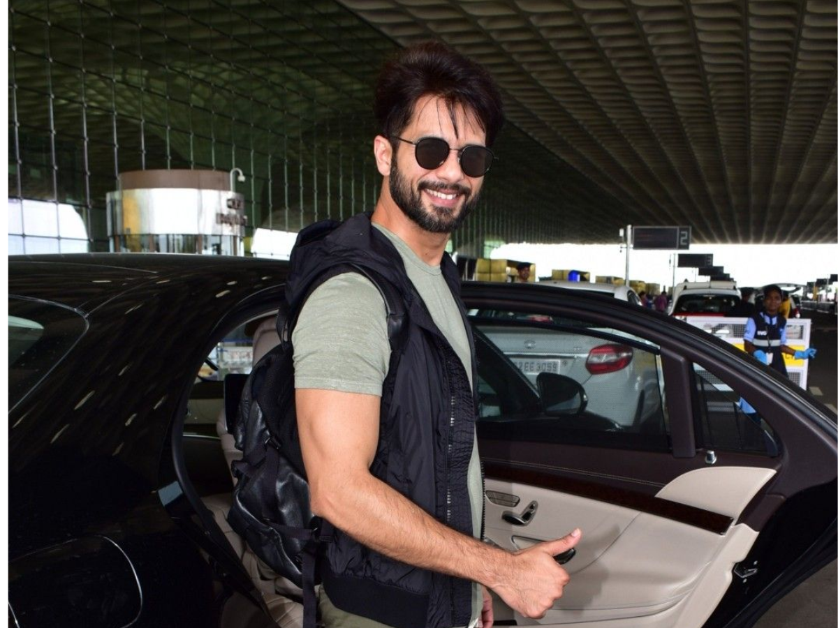 क्या आप भी हैं Celebrity के  Airport Fashion Style से ओब्सेस्टसे ,तो आप भी कर सकते हैं यह ट्रेंडी लुक - Photo Gallery