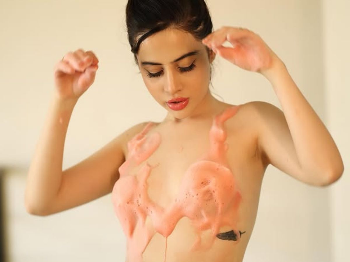 Urfi Javed ने अपनी क्रिएटिविटी के बाद अब अपनी हॉटनेस और बोल्डनेस से सोशल मीडिया पर  लगाई आग - Photo Gallery