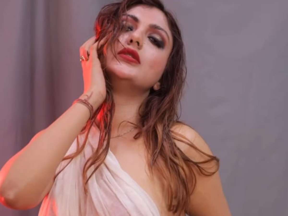 बिना ब्लाउज के साड़ी पहन कर Khushi Mukherjee ने उड़ा डाले की सभी के होश, जूम कर-कर के देख रहे लोग - Photo Gallery