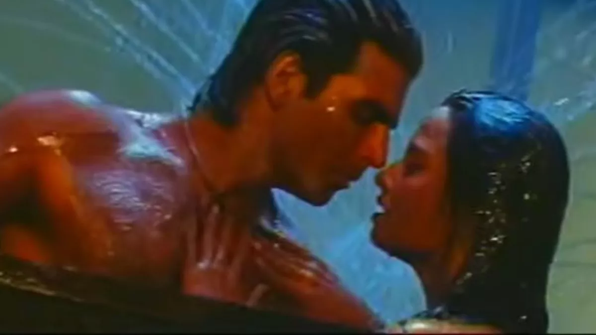 rekha-akshay-kumar-bold-scene-actress-got-uncontrolled-see-video जब 12 साल छोटे अक्षय के साथ Rekha हो गईं आउट ऑफ़ कंट्रोल, बोल्ड सीन में कर दी ऐसी हरकत