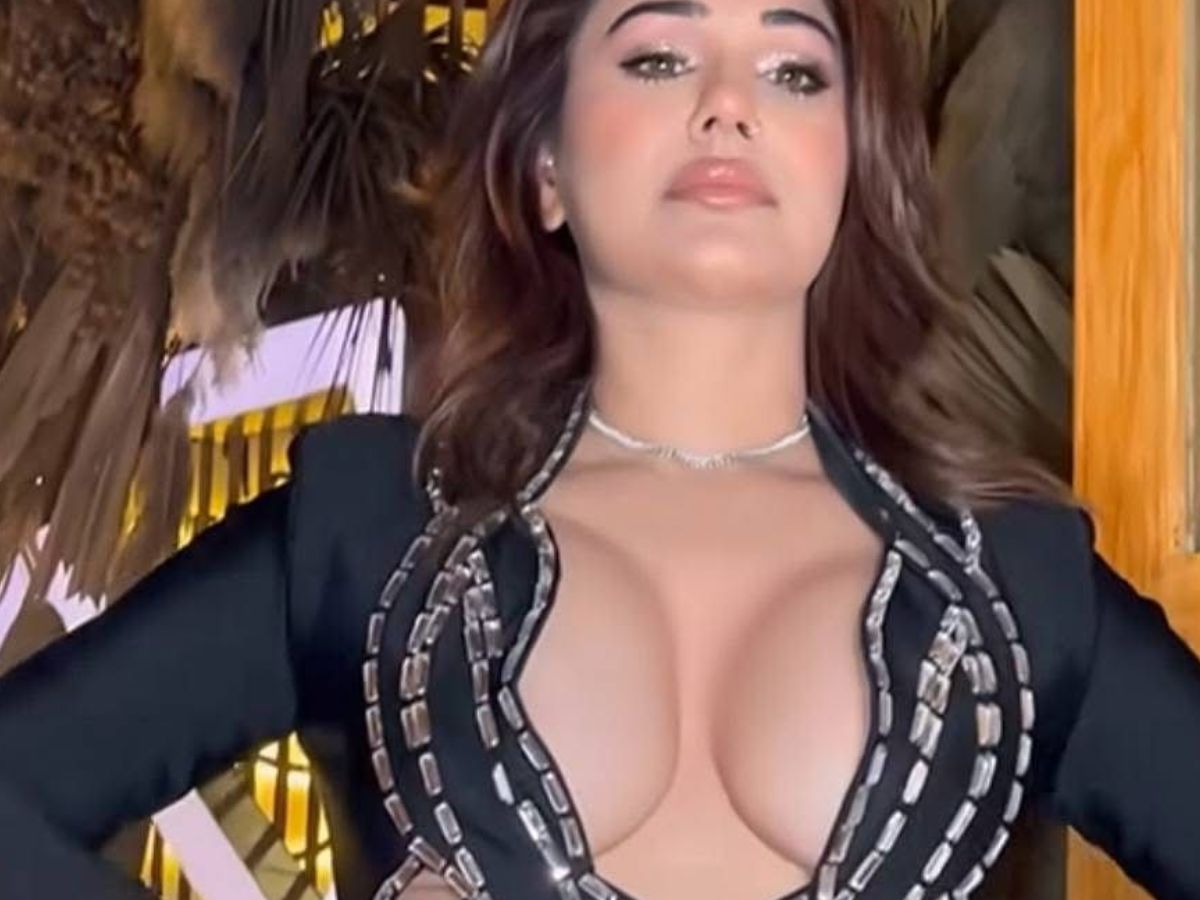 Kangana Sharma ने दिखाया अपना रेड हॉट अंदाज और अपनी सेक्सी अदाओ से लगाई इंटरनेट पर आग - Photo Gallery